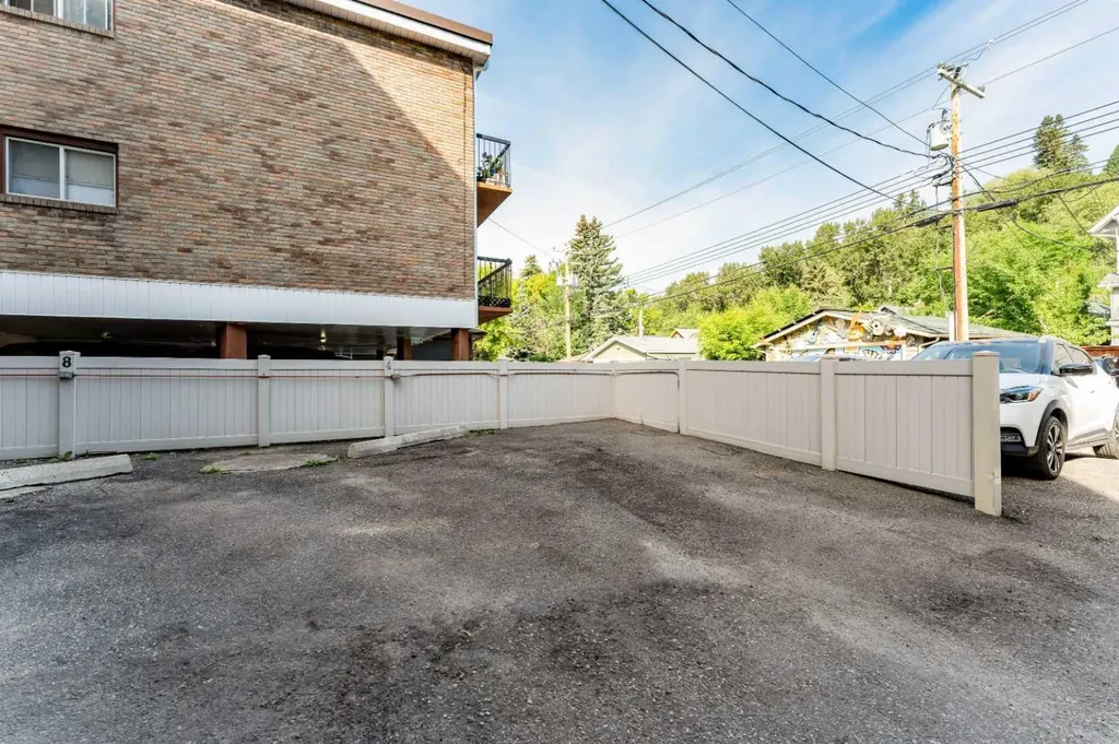 624 2 Avenue NW Calgary AB T2N 0E3