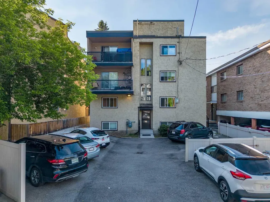 624 2 Avenue NW Calgary AB T2N 0E3