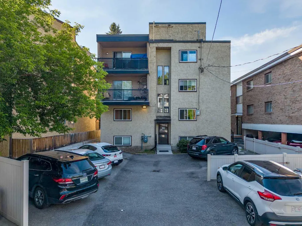 624 2 Avenue NW Calgary AB T2N 0E3
