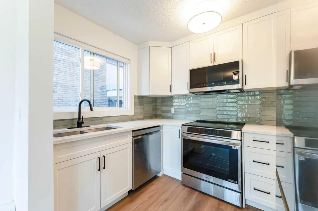624 2 Avenue NW Calgary AB T2N 0E3