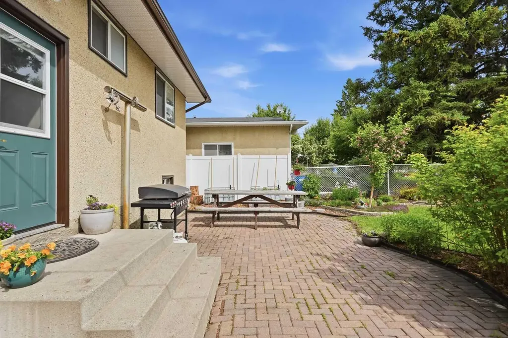 652 12 Avenue Carstairs AB T0M0N0