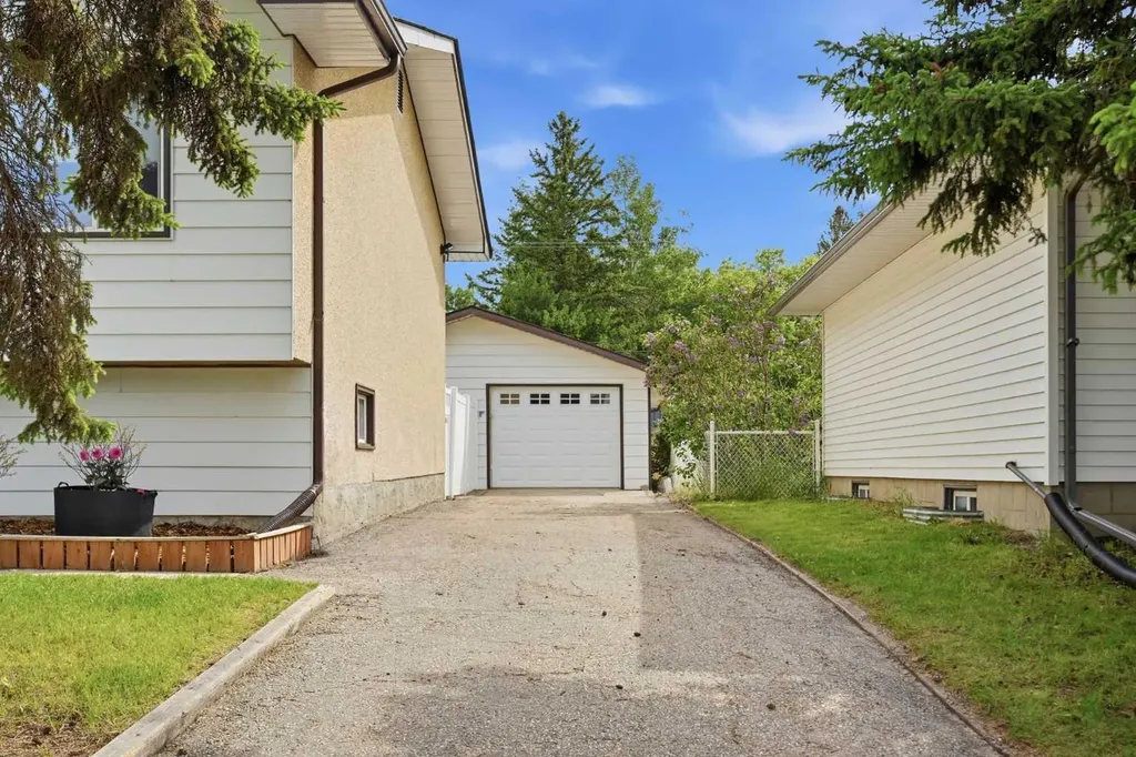 652 12 Avenue Carstairs AB T0M0N0