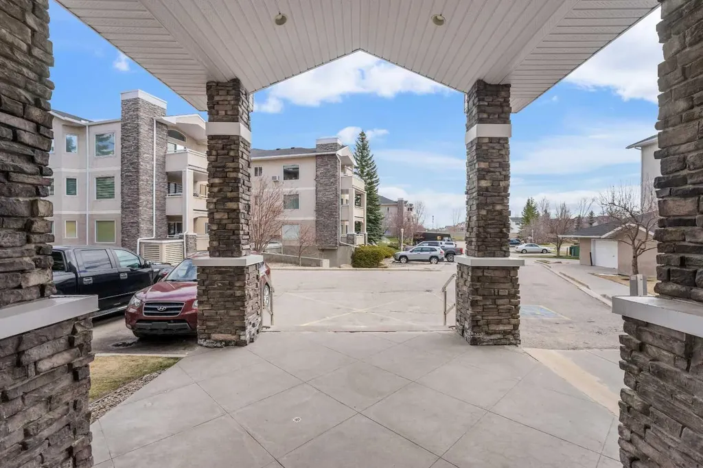 26 Country Hills View NW Calgary AB T3K 5G2
