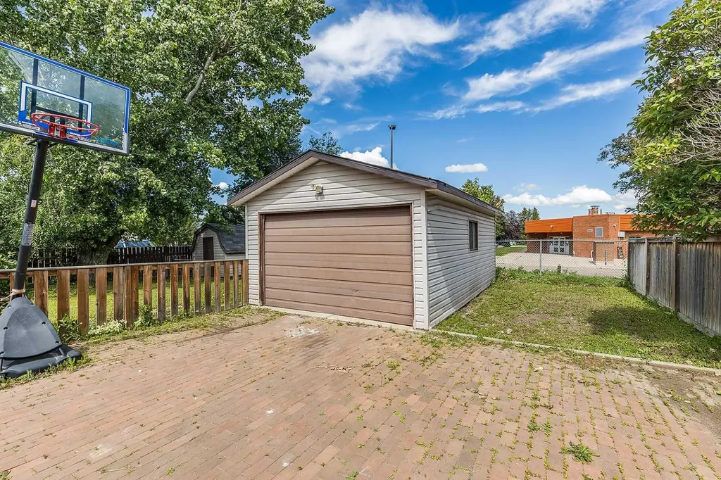 516 Sissons Crescent SE Medicine Hat AB T1B 2J9