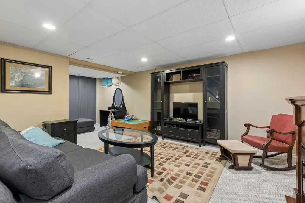 244 Scurfield Place NW Calgary AB T3L1T5