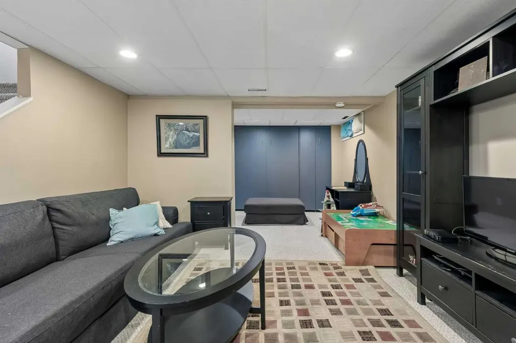 244 Scurfield Place NW Calgary AB T3L1T5