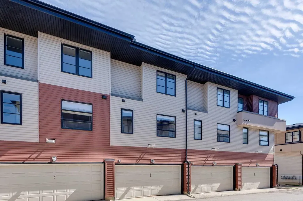 27 Aspen Hills Green SW Calgary AB T3H 0H6
