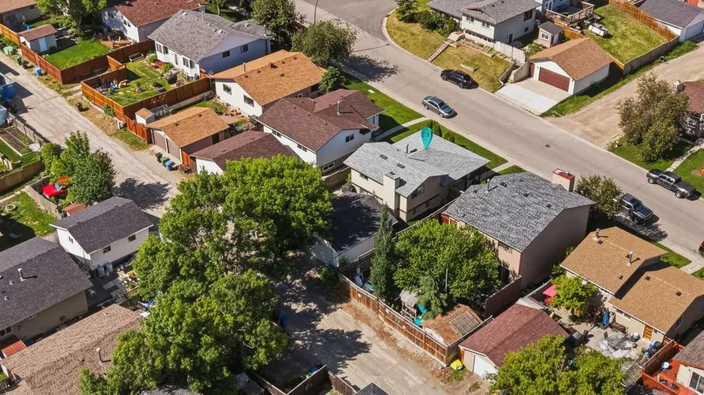 32 Beddington Rise NE Calgary AB T3K 1N2