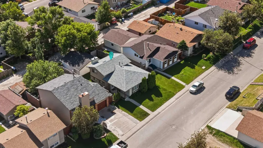 32 Beddington Rise NE Calgary AB T3K 1N2