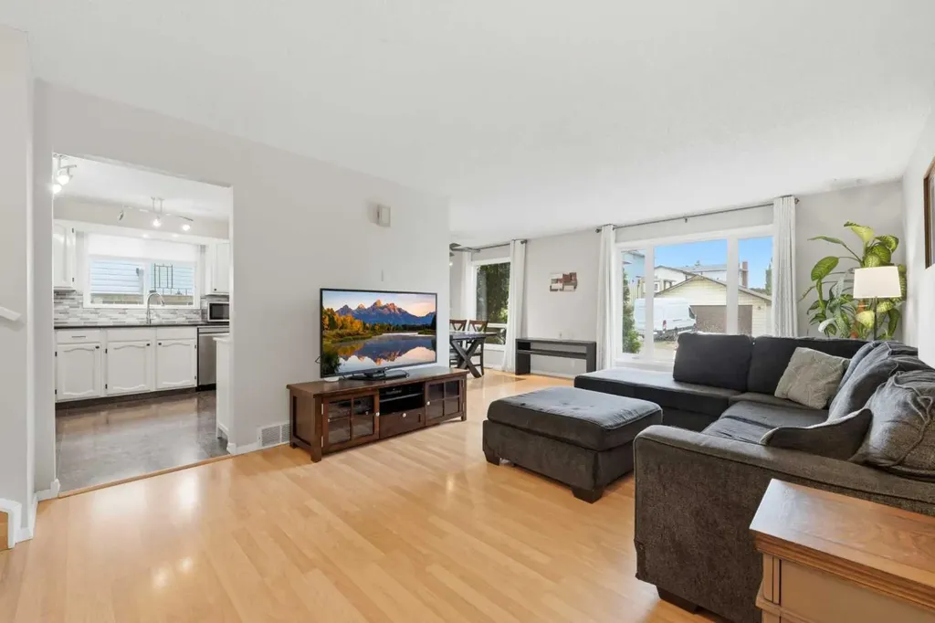 32 Beddington Rise NE Calgary AB T3K 1N2