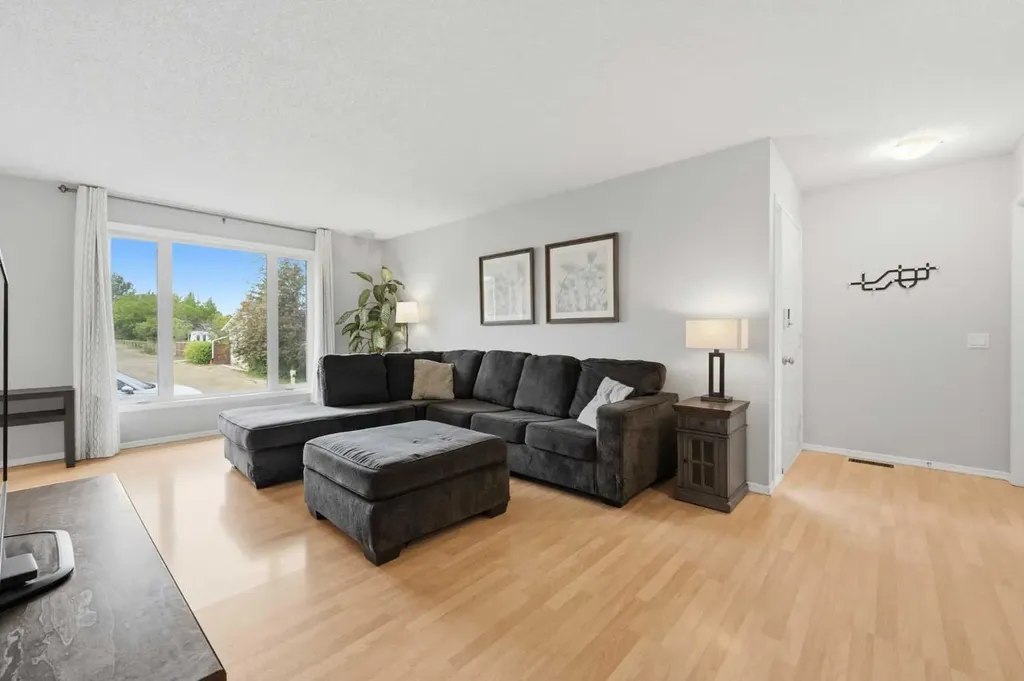 32 Beddington Rise NE Calgary AB T3K 1N2