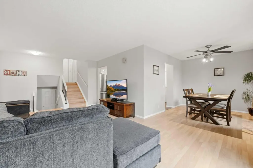 32 Beddington Rise NE Calgary AB T3K 1N2