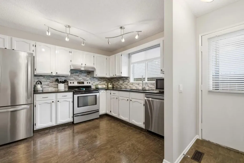 32 Beddington Rise NE Calgary AB T3K 1N2