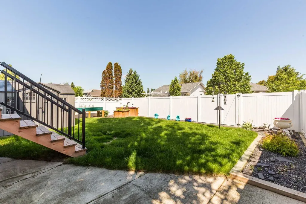 230 Heritage Close W Lethbridge AB T1K 6R9