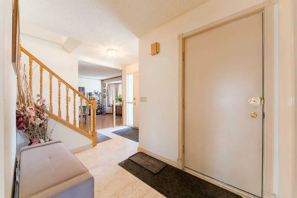 84 Shannon Way SW Calgary AB T2Y 2A8