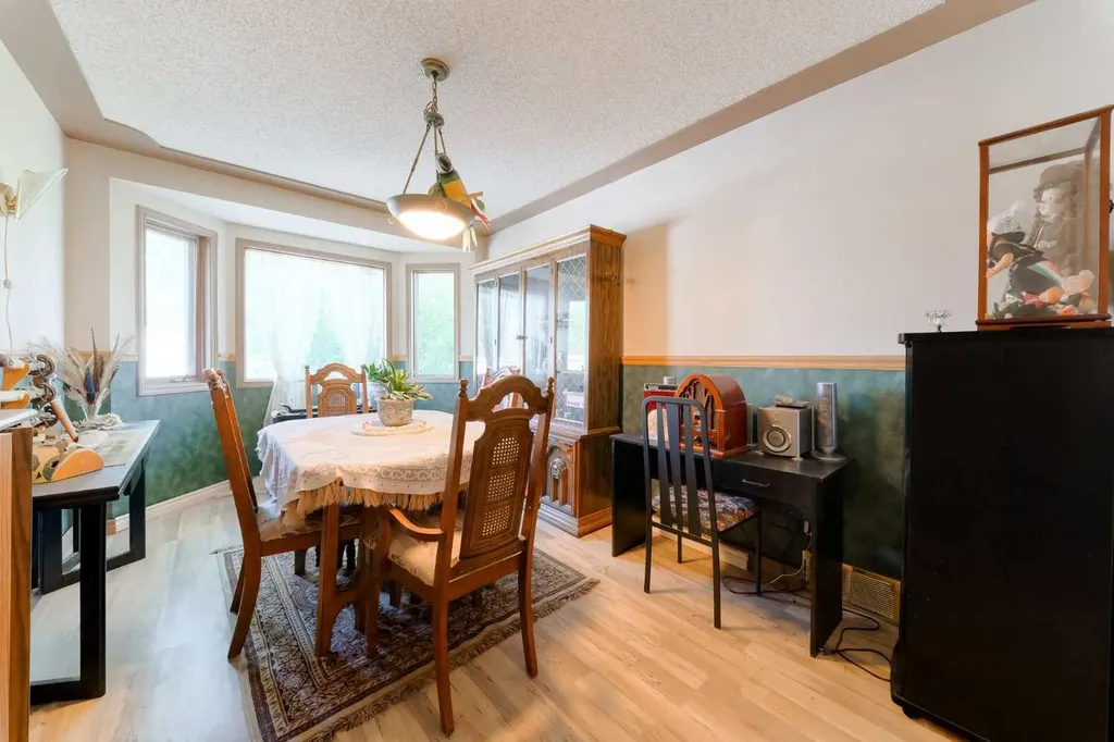 84 Shannon Way SW Calgary AB T2Y 2A8