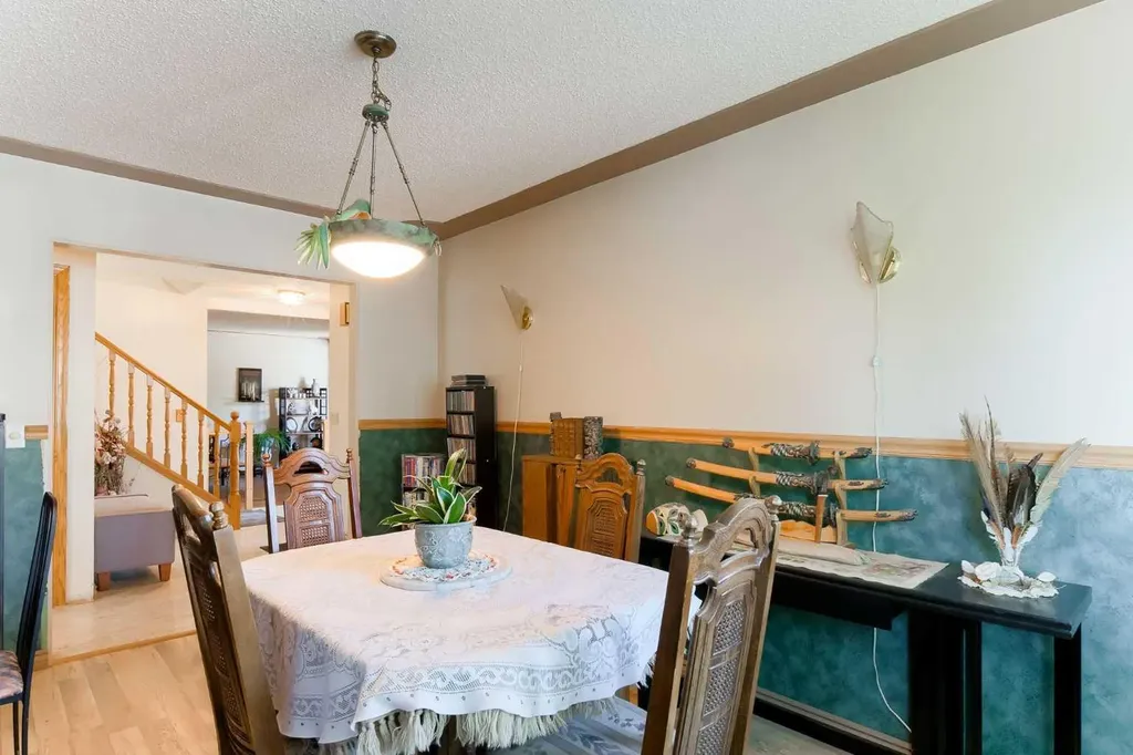 84 Shannon Way SW Calgary AB T2Y 2A8