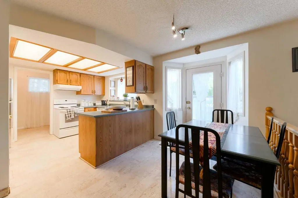 84 Shannon Way SW Calgary AB T2Y 2A8