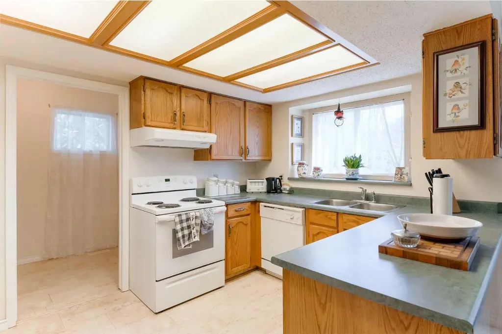 84 Shannon Way SW Calgary AB T2Y 2A8