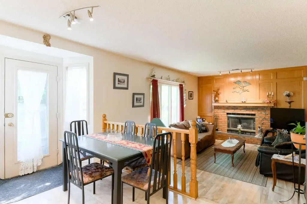 84 Shannon Way SW Calgary AB T2Y 2A8