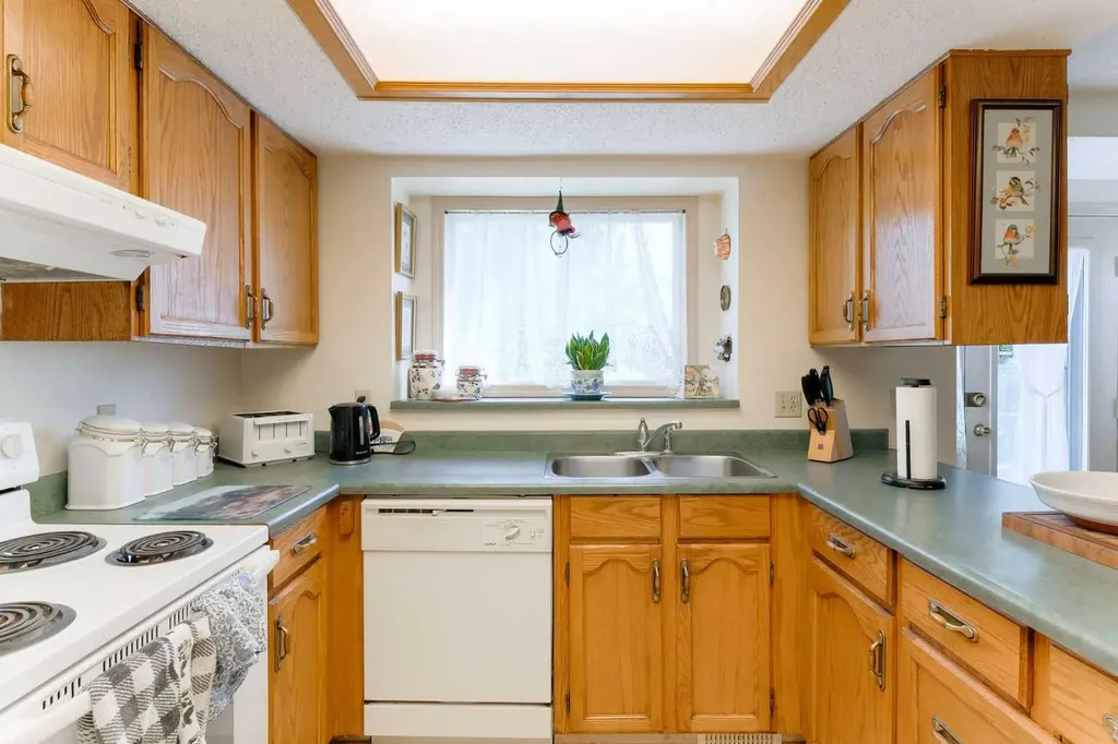 84 Shannon Way SW Calgary AB T2Y 2A8
