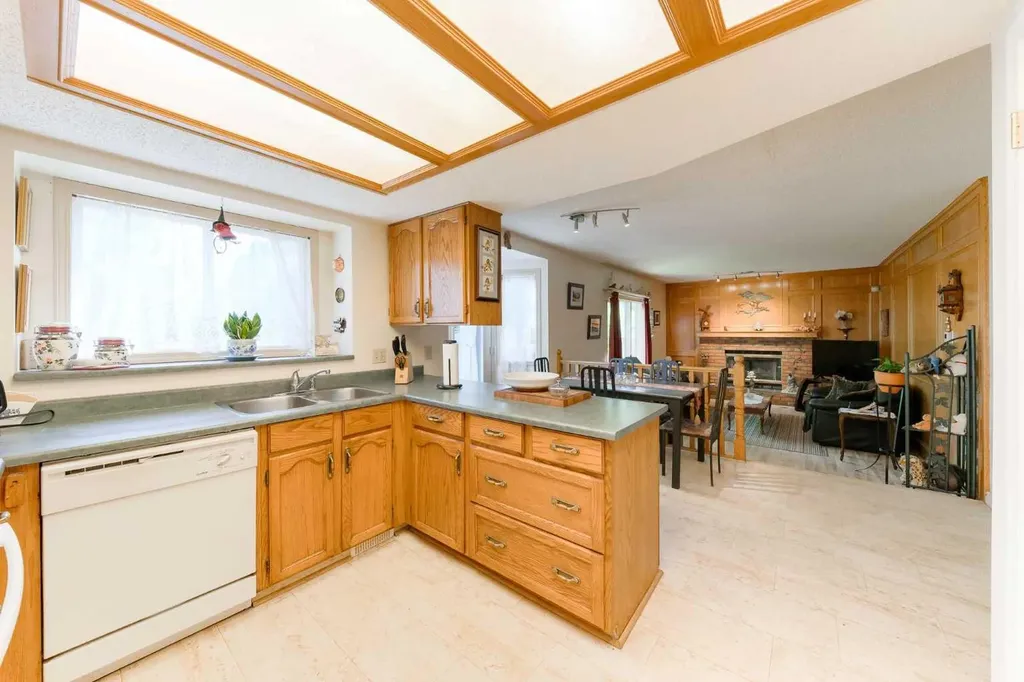 84 Shannon Way SW Calgary AB T2Y 2A8