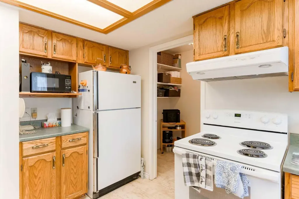 84 Shannon Way SW Calgary AB T2Y 2A8