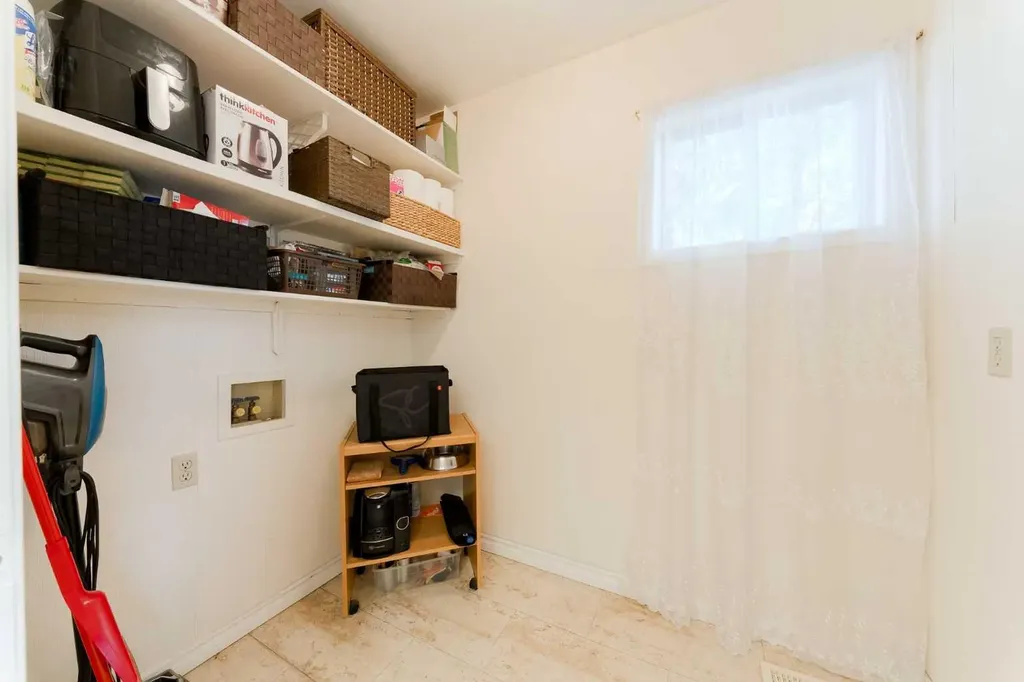 84 Shannon Way SW Calgary AB T2Y 2A8