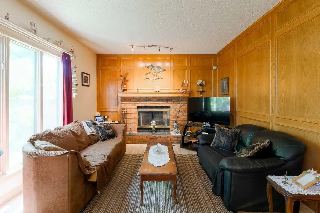 84 Shannon Way SW Calgary AB T2Y 2A8