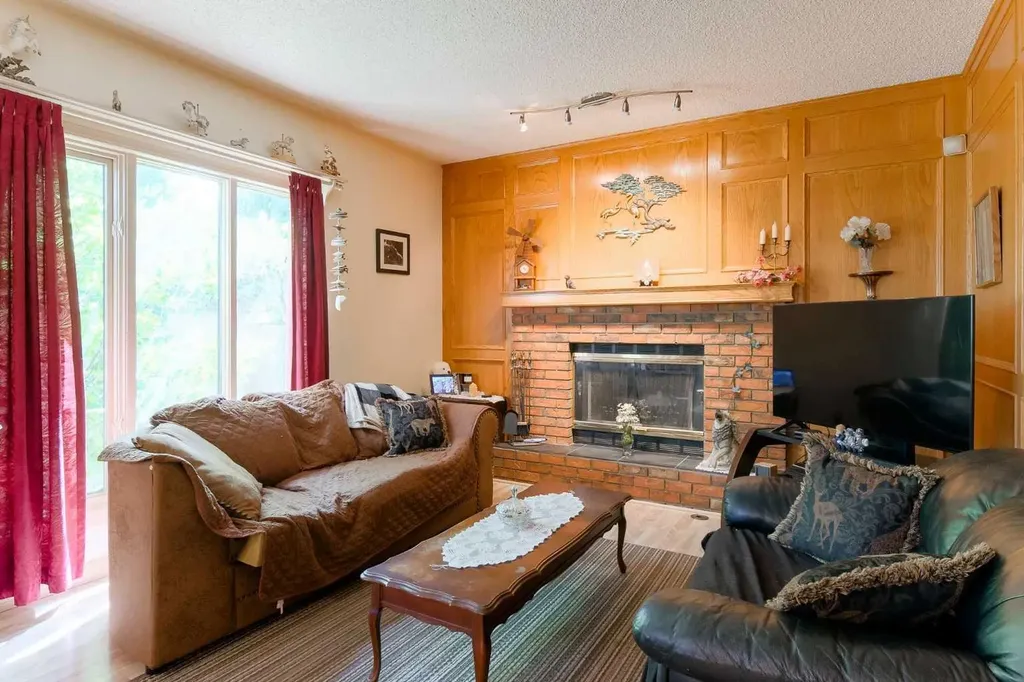 84 Shannon Way SW Calgary AB T2Y 2A8