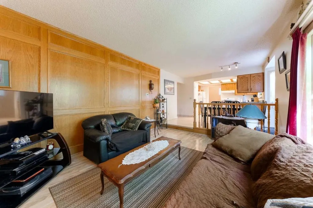 84 Shannon Way SW Calgary AB T2Y 2A8