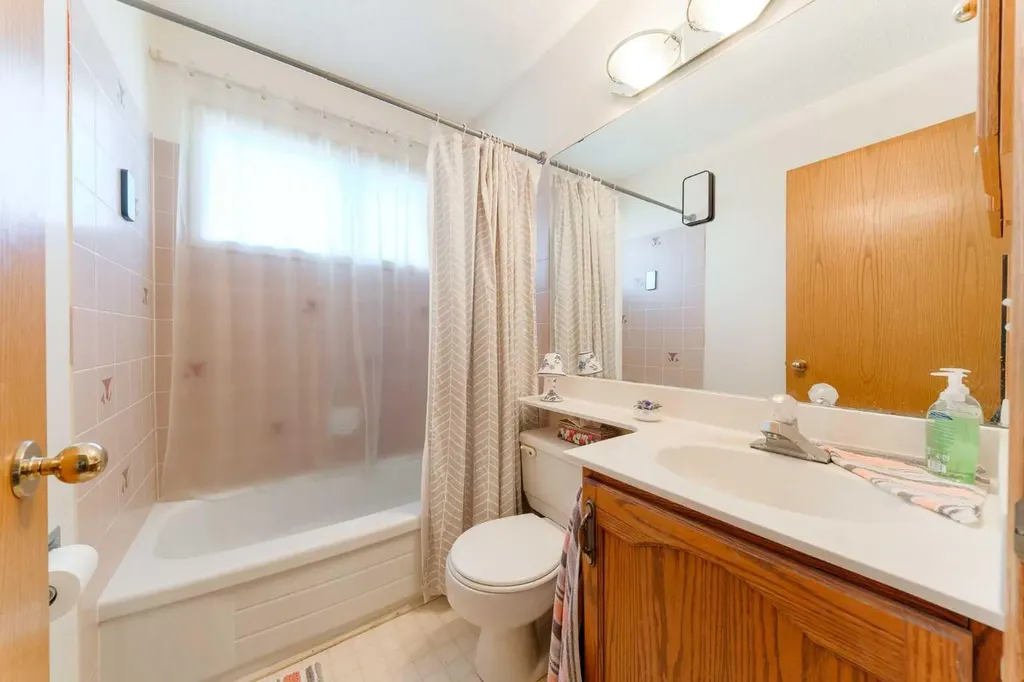 84 Shannon Way SW Calgary AB T2Y 2A8