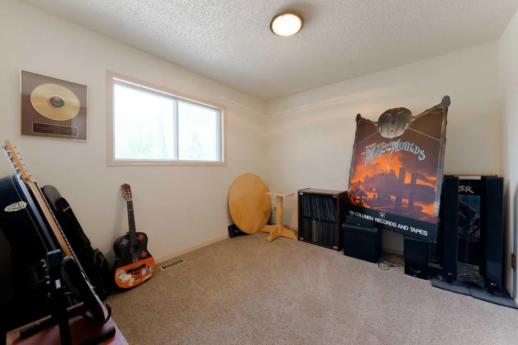 84 Shannon Way SW Calgary AB T2Y 2A8