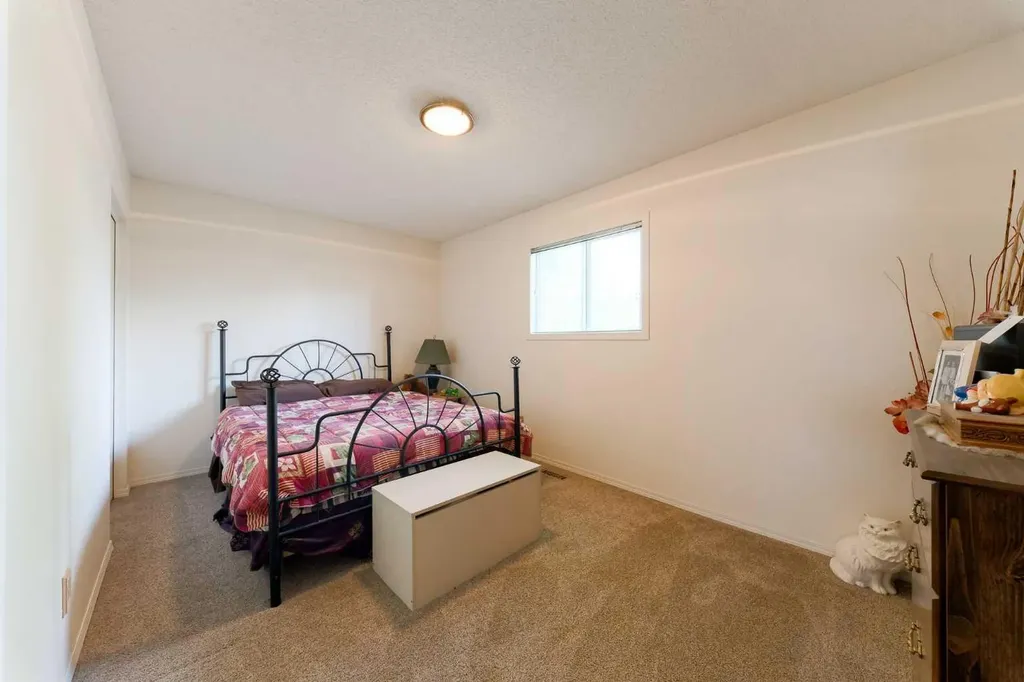 84 Shannon Way SW Calgary AB T2Y 2A8