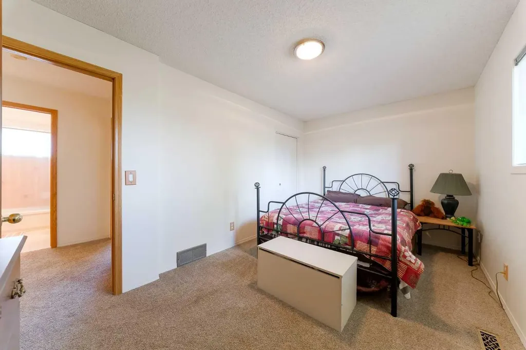 84 Shannon Way SW Calgary AB T2Y 2A8