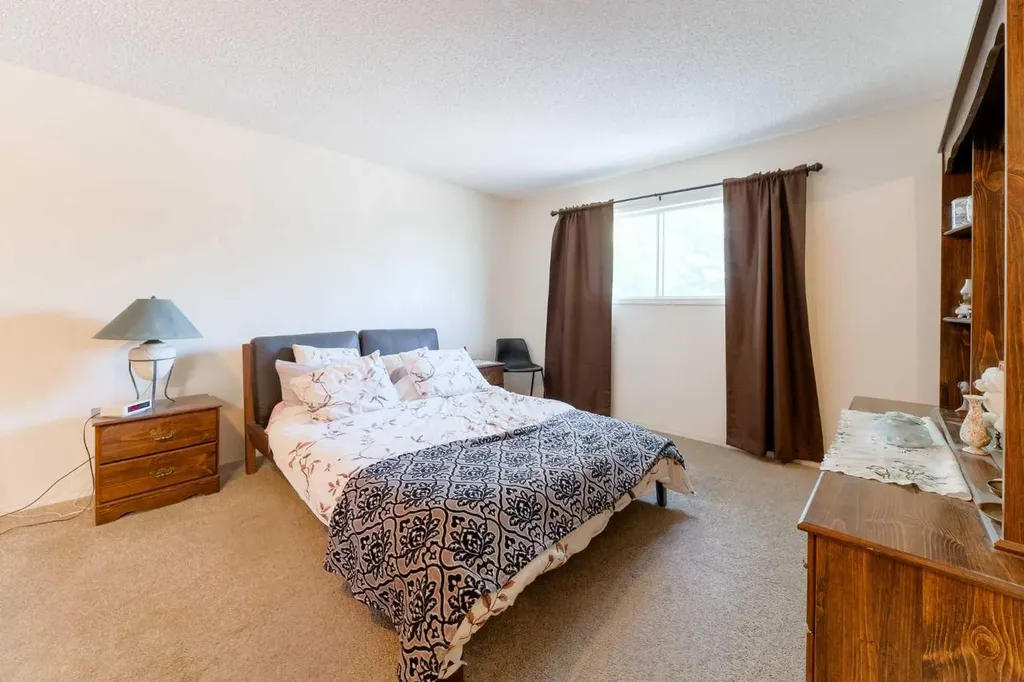 84 Shannon Way SW Calgary AB T2Y 2A8