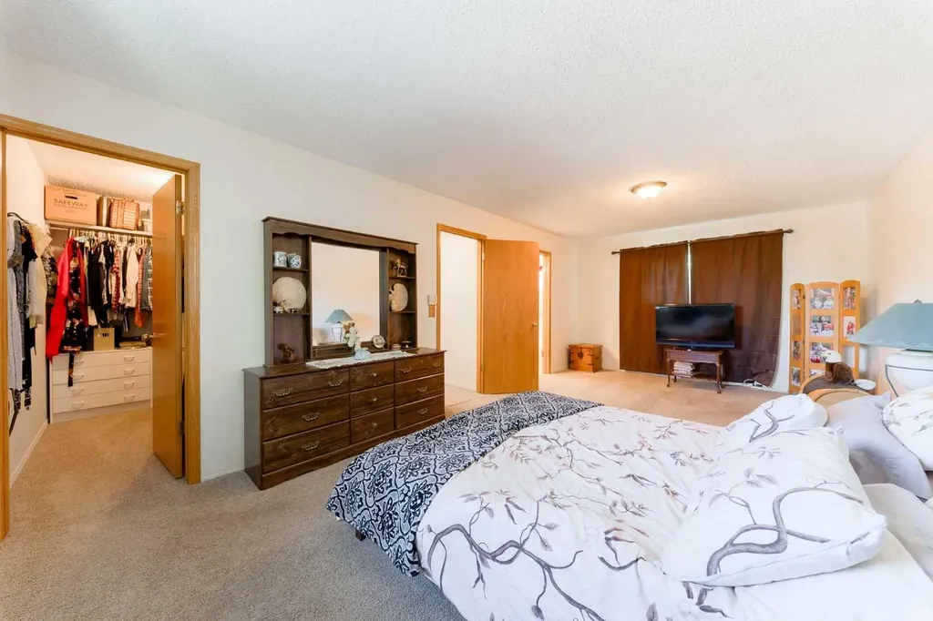 84 Shannon Way SW Calgary AB T2Y 2A8