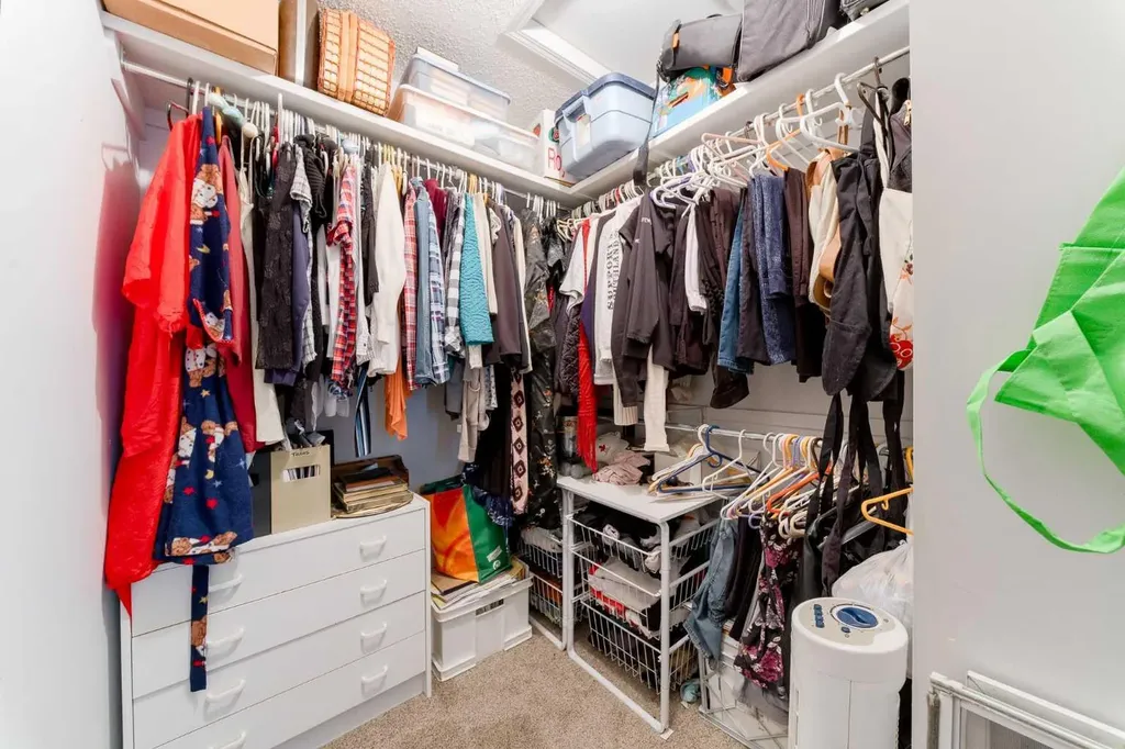 84 Shannon Way SW Calgary AB T2Y 2A8