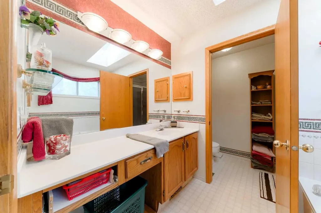 84 Shannon Way SW Calgary AB T2Y 2A8