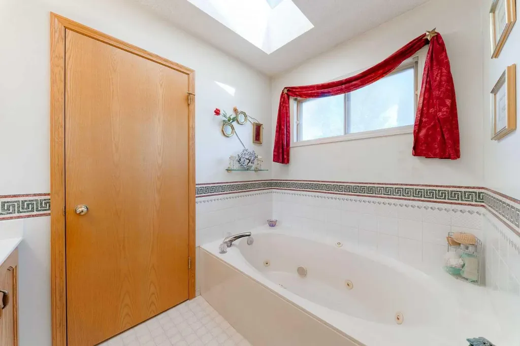 84 Shannon Way SW Calgary AB T2Y 2A8