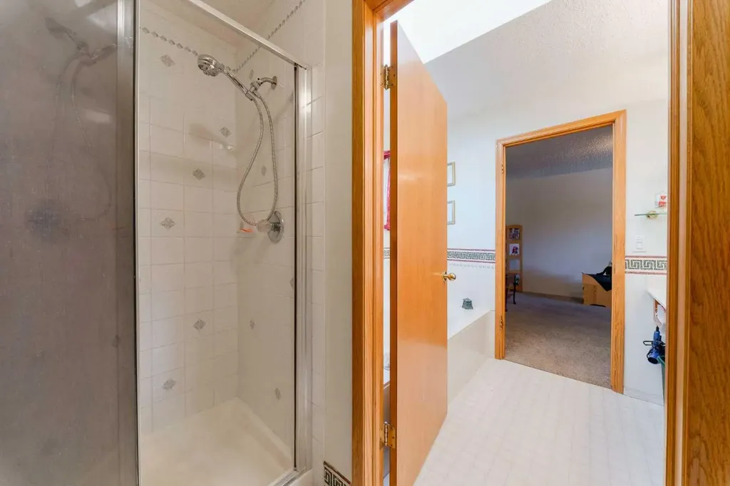 84 Shannon Way SW Calgary AB T2Y 2A8