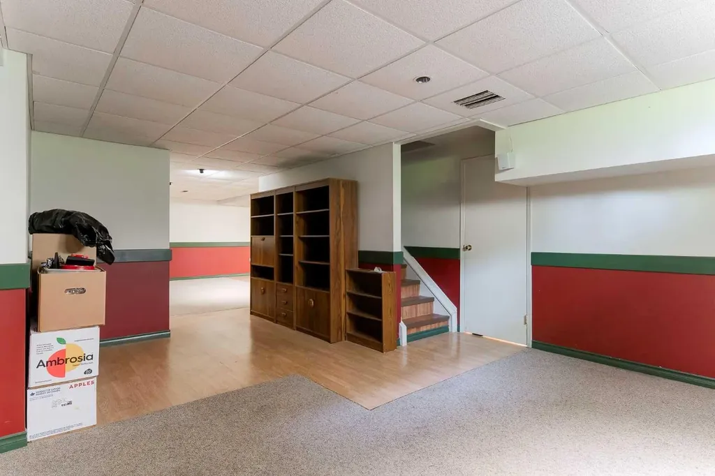 84 Shannon Way SW Calgary AB T2Y 2A8