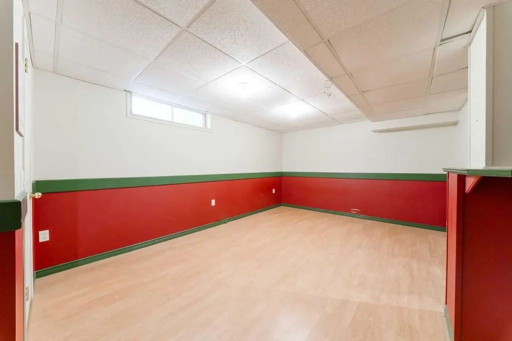 84 Shannon Way SW Calgary AB T2Y 2A8