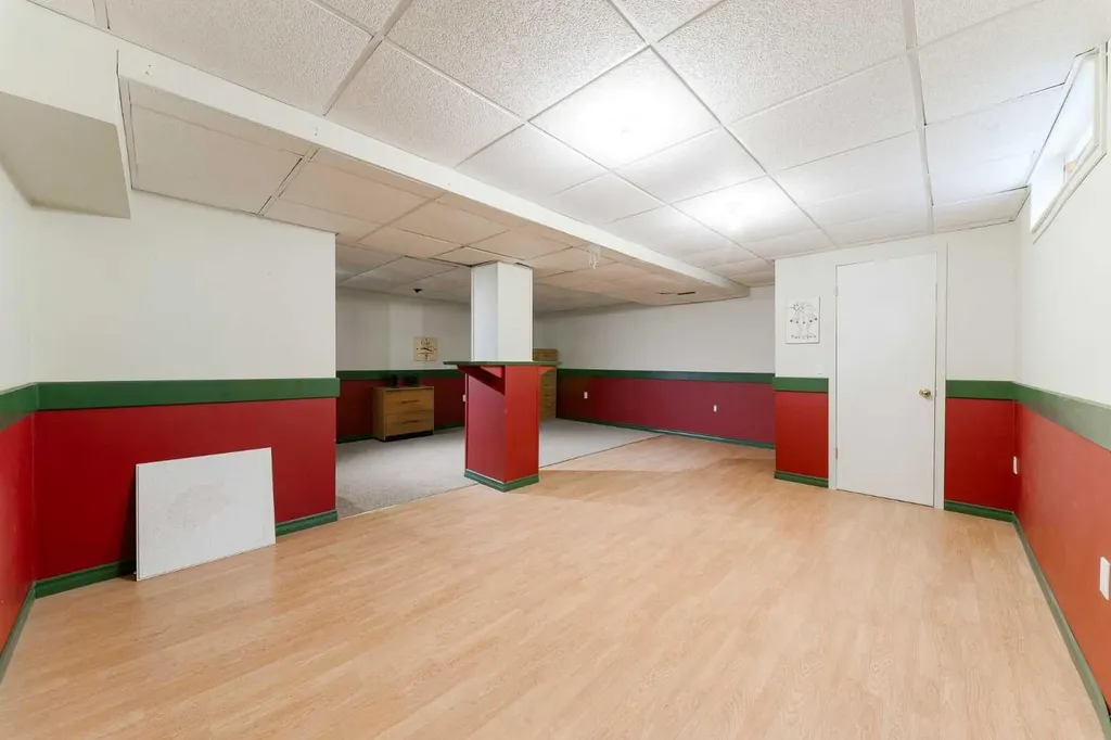 84 Shannon Way SW Calgary AB T2Y 2A8