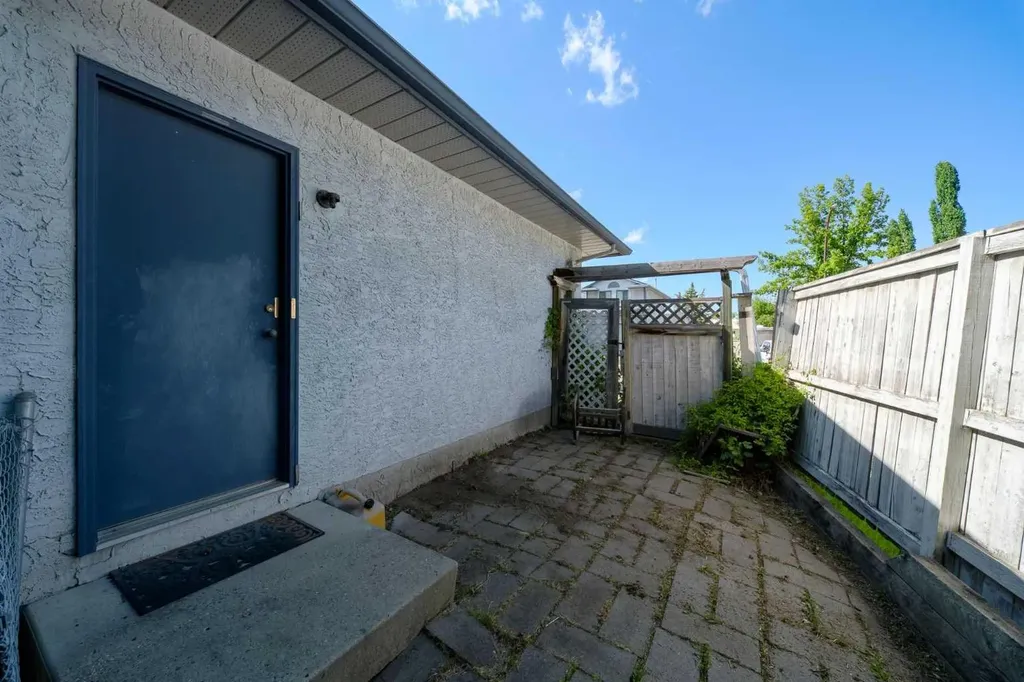84 Shannon Way SW Calgary AB T2Y 2A8