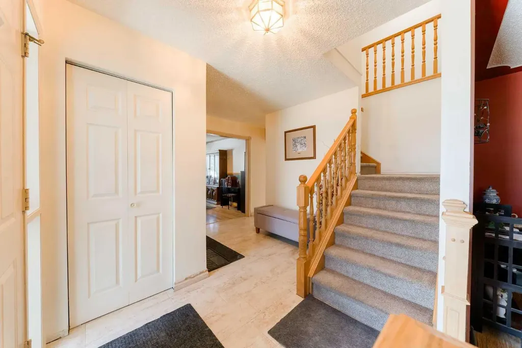 84 Shannon Way SW Calgary AB T2Y 2A8