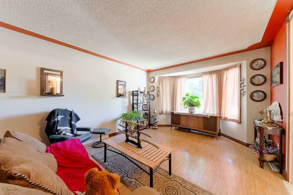 84 Shannon Way SW Calgary AB T2Y 2A8