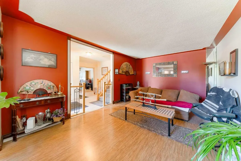 84 Shannon Way SW Calgary AB T2Y 2A8