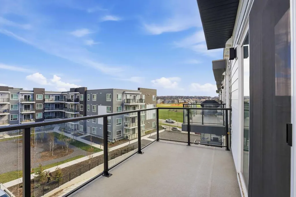 33 Carringham Gate NW Calgary AB T3P 2H6