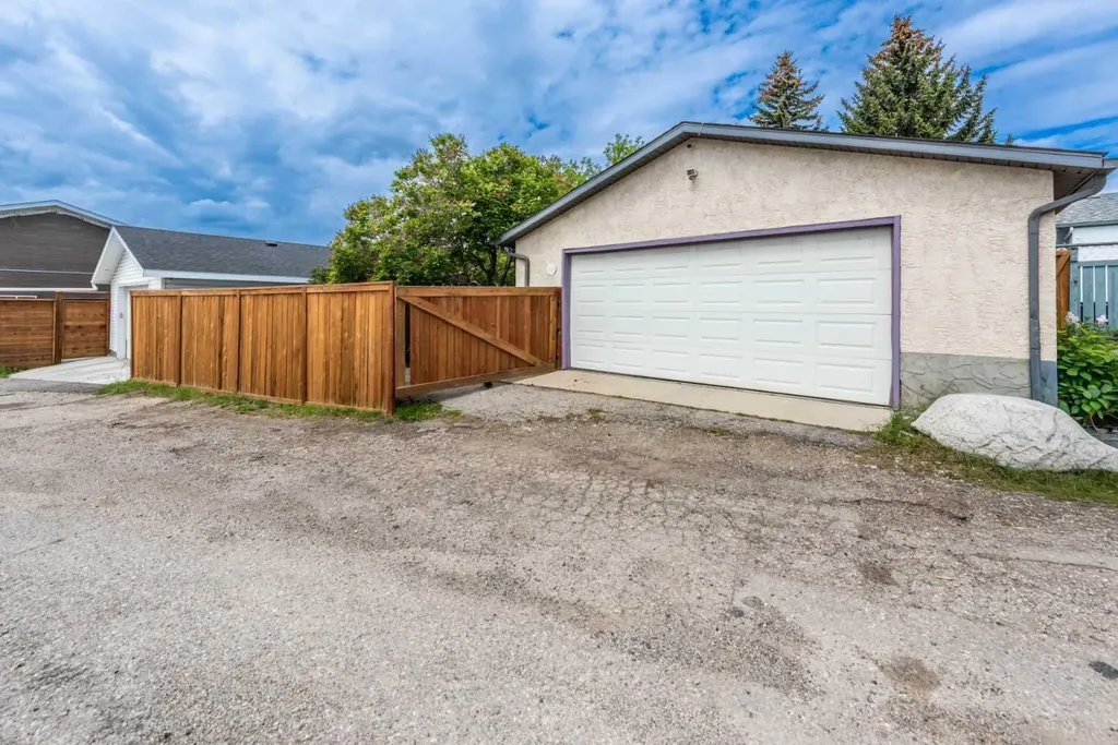 16 Rundleson Way NE Calgary AB T1Y 3N6